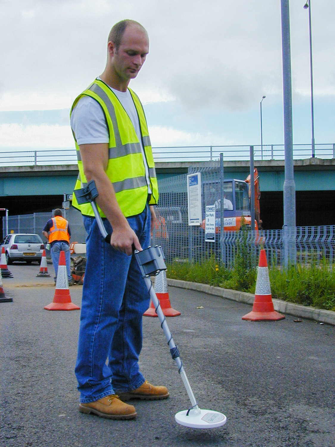 Cercachiusini CS880 in situazione operativa - CS880 manhole cover detector in action