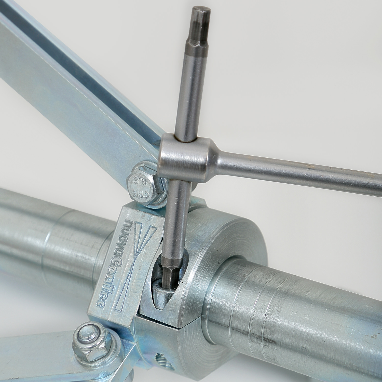 Guida di centraggio per uso con ugelli rotanti e tagliaradici / Centralizer to be used with root cutters and rotating nozzles.