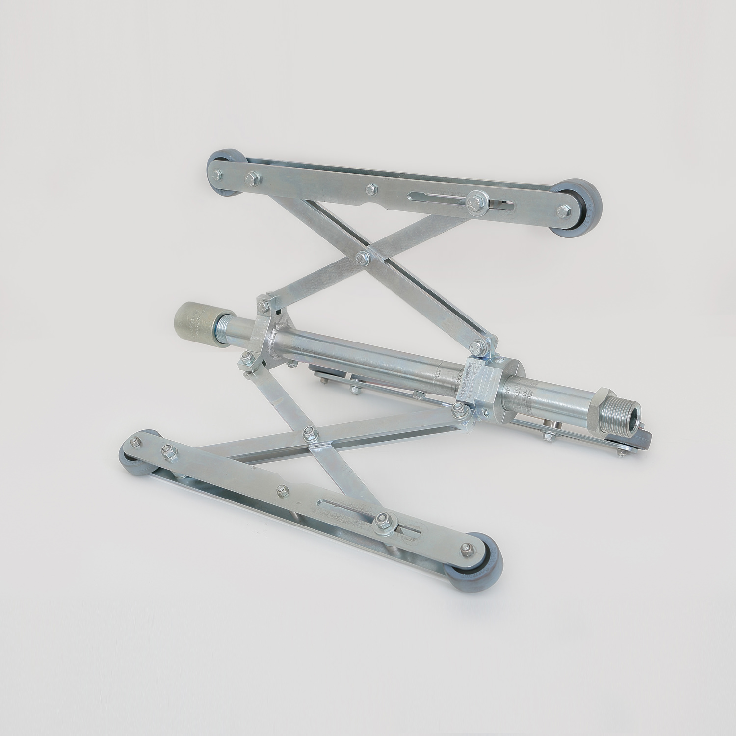 Guida di centraggio per uso con ugelli rotanti e tagliaradici / Centralizer to be used with root cutters and rotating nozzles.
