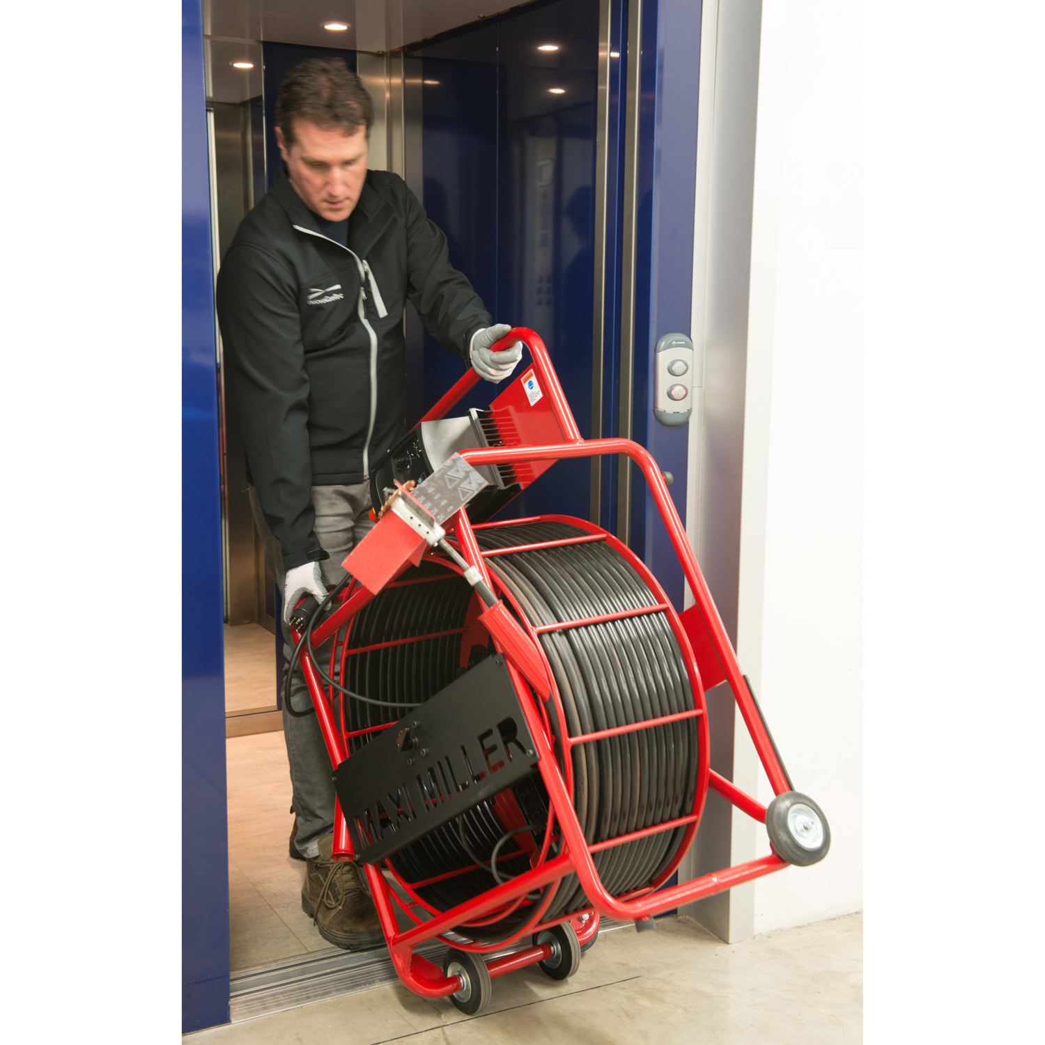 Maxi Miller di Picote può passare agevolmente attraverso le porte di un ascensore.