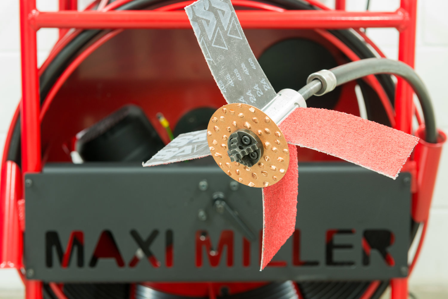 Maxi Miller di Picote per risanamento non distruttivo di scarichi domestici - con Smart Cutter.