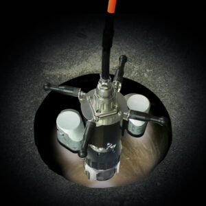 Adattatore PCA01 per ispezioni verticali con guide BAK01 con telecamera connessa e luci ausiliarie, inserimento in pozzetto
