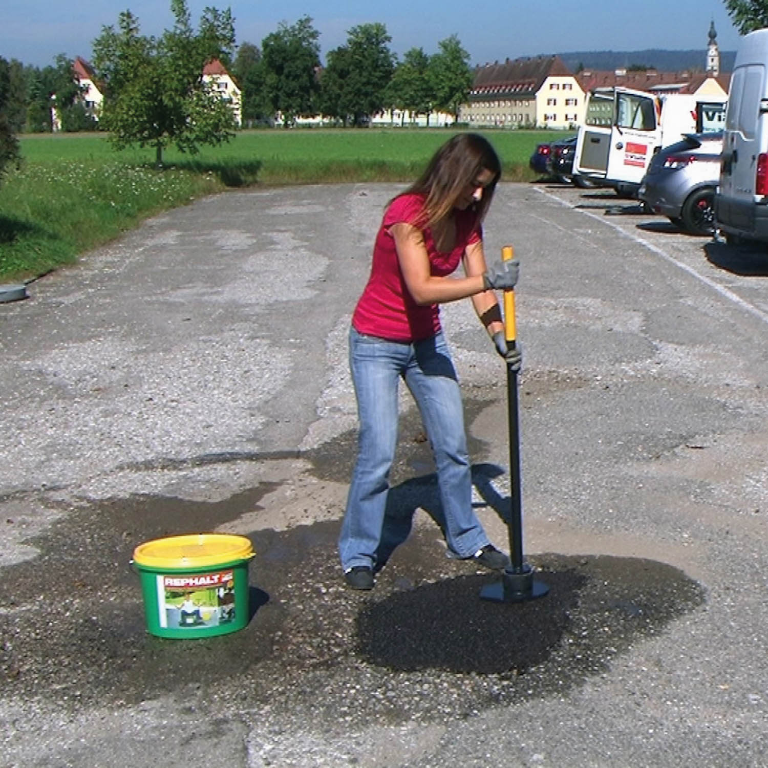 Distribuzione di asfalto Vialit Rephalt su una superficie stradale