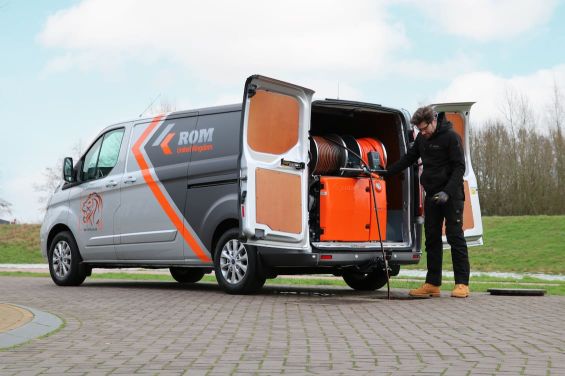 Gruppo di lavaggio ROM e-CUBE allestito su veicolo commerciale