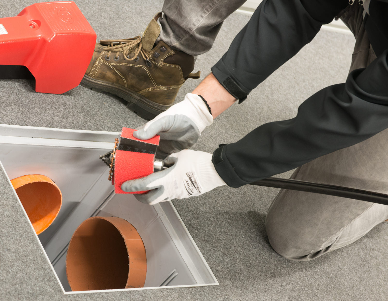 Smart Cutter di Picote per risanamento non distruttivo di scarichi domestici in situazione operativa.