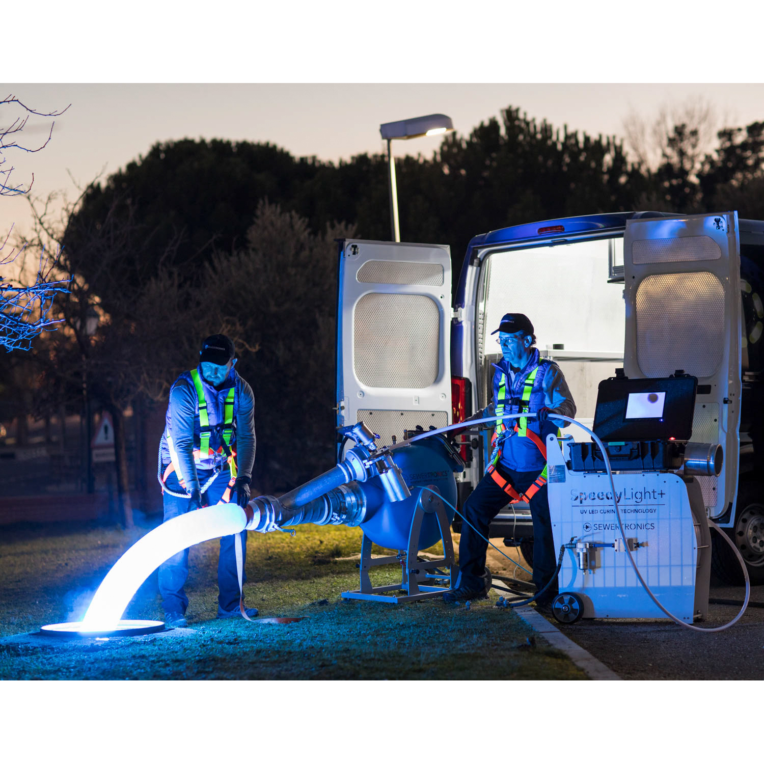 Due operatori impegnati in un'attività di relining UV LED con sistema SpeedyLight+