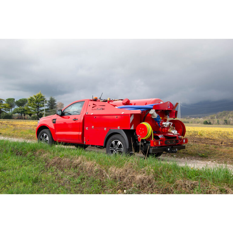 Hydrocity di colore rosso in una strada di campagna