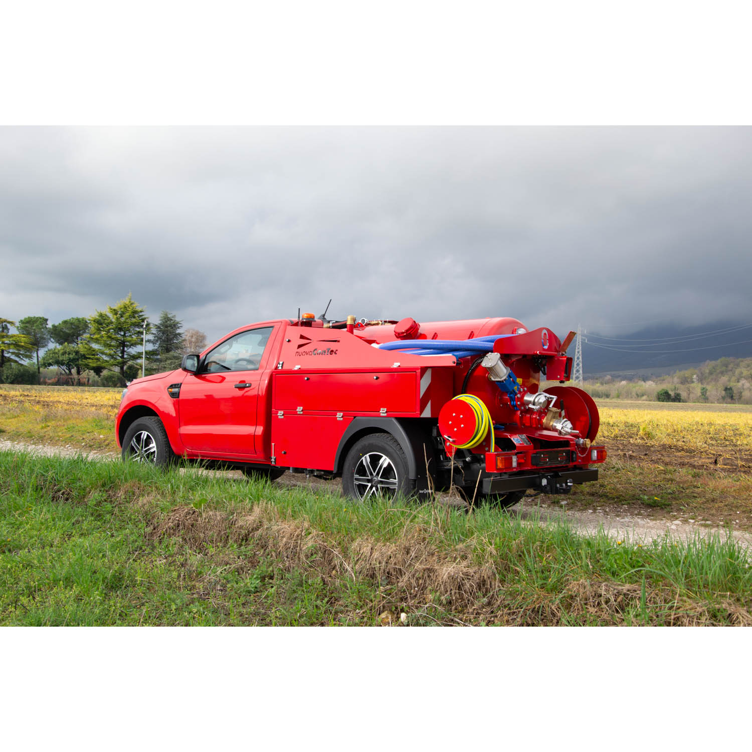 Hydrocity di colore rosso in una strada di campagna